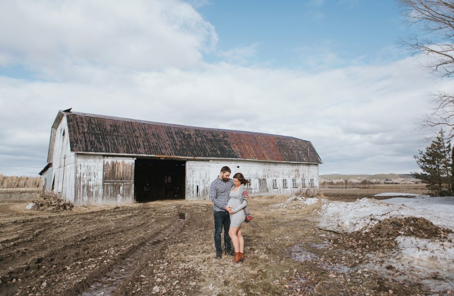 Country side maternity photos with old barn. Lifestyle maternity session. Séance maternité à La Baie au Saguenay. Maternity session in La Baie Bagotville.