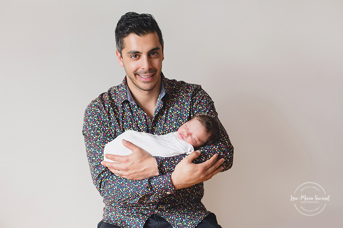 Dad and baby newborn photo. Newborn with big brother. Natural newborn photos. Photos de nouveau-né naturelles à Montréal. Montreal natural newborn photos