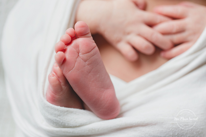 Macro photo of newborn feet. Natural newborn photos. Organic newborn photos. Modern newborn session. Photos de nouveau-né naturelles à Montréal. Montreal natural newborn photos