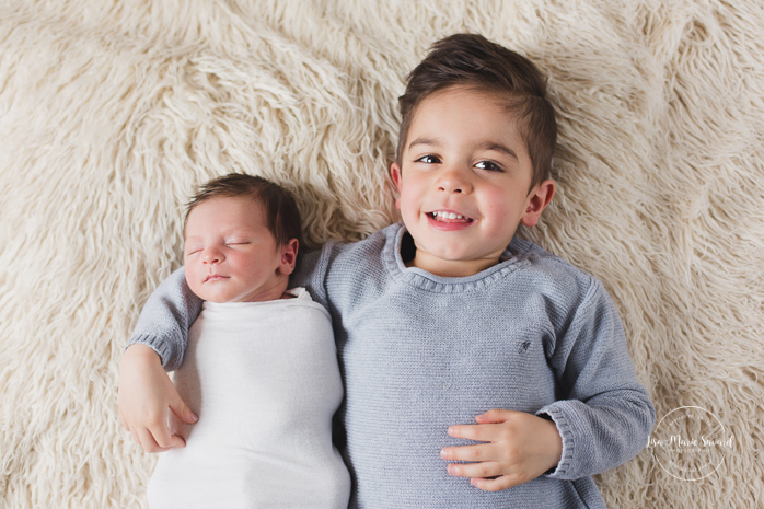 Newborn with sibling. Newborn with big brother. Natural newborn photos. Photos de nouveau-né naturelles à Montréal. Montreal natural newborn photos