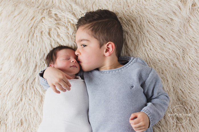 Newborn with sibling. Newborn with big brother. Natural newborn photos. Photos de nouveau-né naturelles à Montréal. Montreal natural newborn photos