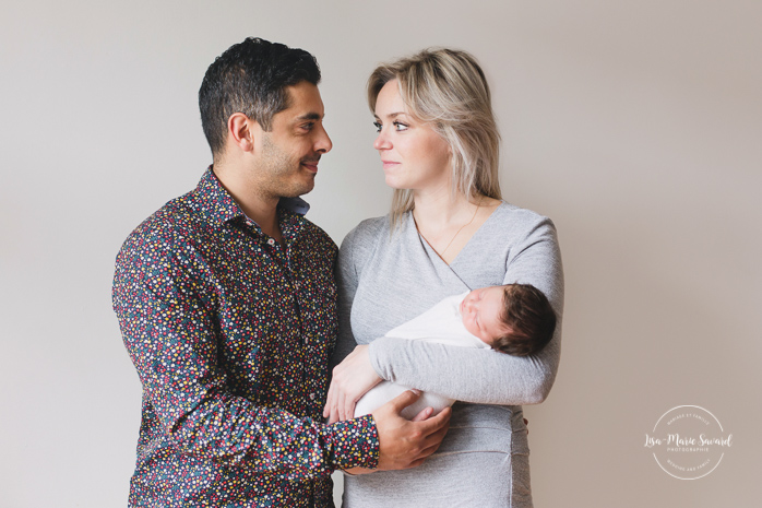 Newborn with parents. Newborn with big brother. Natural newborn photos. Photos de nouveau-né naturelles à Montréal. Montreal natural newborn photos