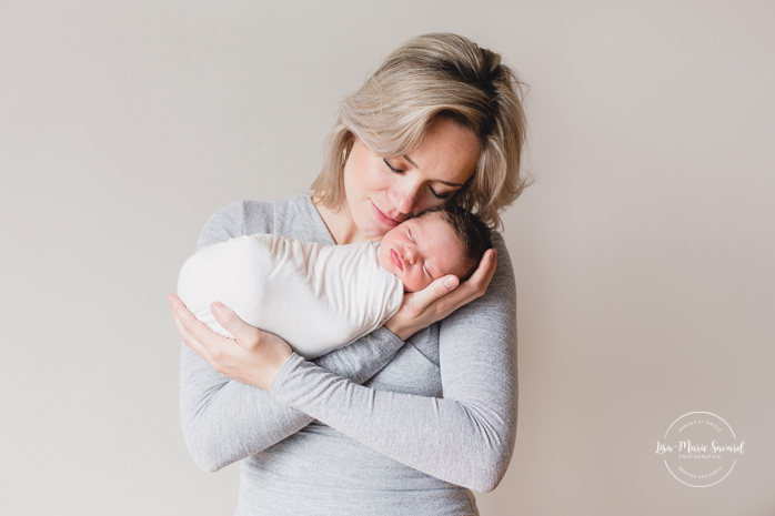 Mom and baby newborn photo. Newborn with big brother. Natural newborn photos. Photos de nouveau-né naturelles à Montréal. Montreal natural newborn photos