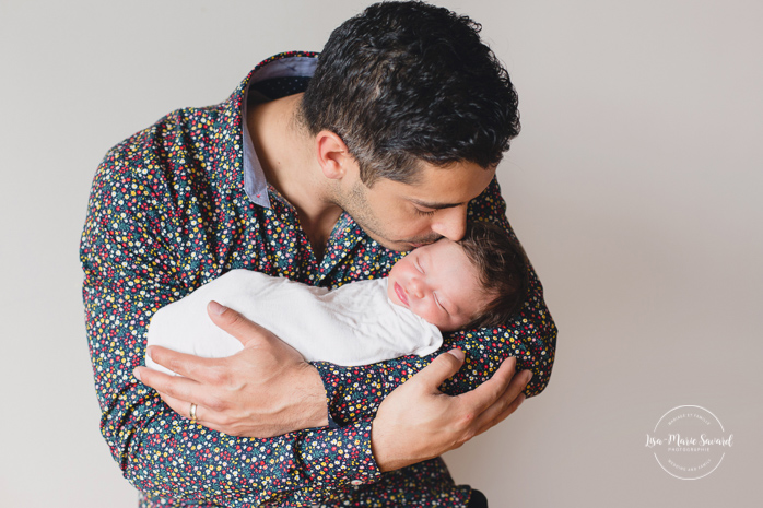 Dad and baby newborn photo. Newborn with big brother. Natural newborn photos. Photos de nouveau-né naturelles à Montréal. Montreal natural newborn photos