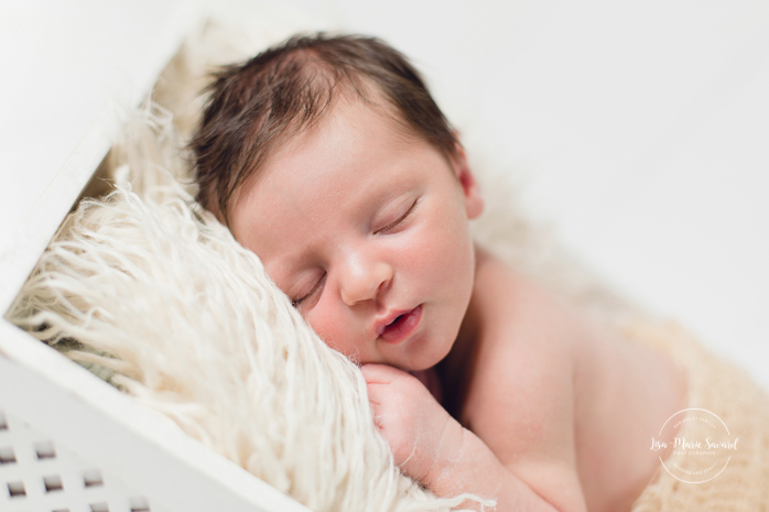 Natural newborn photos. Organic newborn photos. Modern newborn session. Photos de nouveau-né naturelles à Montréal. Montreal natural newborn photos