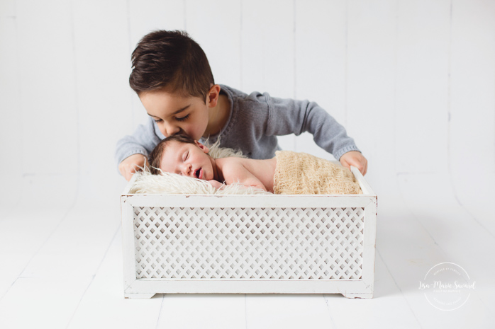 Newborn with sibling. Newborn with big brother. Natural newborn photos. Photos de nouveau-né naturelles à Montréal. Montreal natural newborn photos