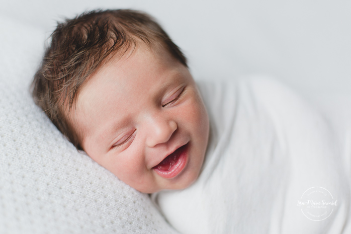 Natural newborn photos. Organic newborn photos. Modern newborn session. Photos de nouveau-né naturelles à Montréal. Montreal natural newborn photos