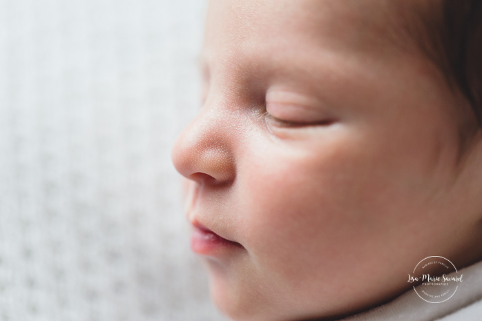 Macro photo of newborn profile. Natural newborn photos. Organic newborn photos. Modern newborn session. Photos de nouveau-né naturelles à Montréal. Montreal natural newborn photos