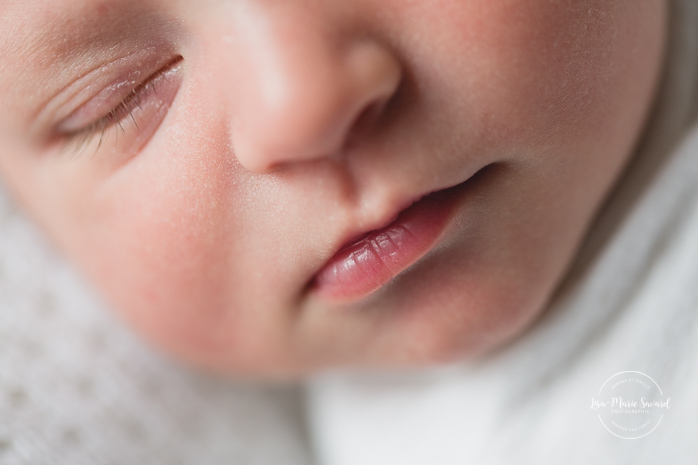 Macro photo of newborn lips. Natural newborn photos. Organic newborn photos. Modern newborn session. Photos de nouveau-né naturelles à Montréal. Montreal natural newborn photos