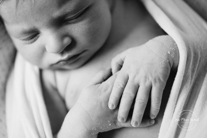 Macro photo of newborn hands. Natural newborn photos. Organic newborn photos. Modern newborn session. Photos de nouveau-né naturelles à Montréal. Montreal natural newborn photos