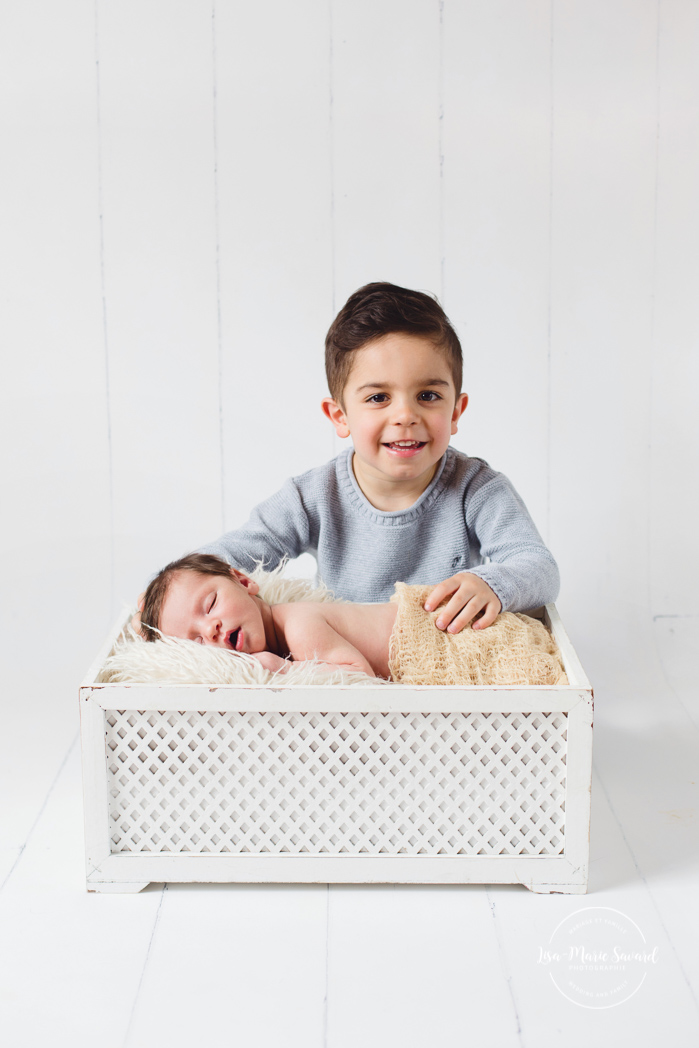 Newborn with sibling. Newborn with big brother. Natural newborn photos. Photos de nouveau-né naturelles à Montréal. Montreal natural newborn photos