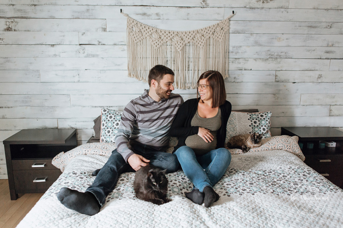 Bedroom maternity photos with cats. Lifestyle maternity session. Séance maternité à La Baie au Saguenay. Maternity session in La Baie Bagotville.