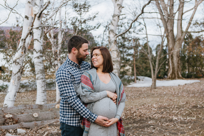 Country side maternity photos with old barn. Lifestyle maternity session. Séance maternité à La Baie au Saguenay. Maternity session in La Baie Bagotville.