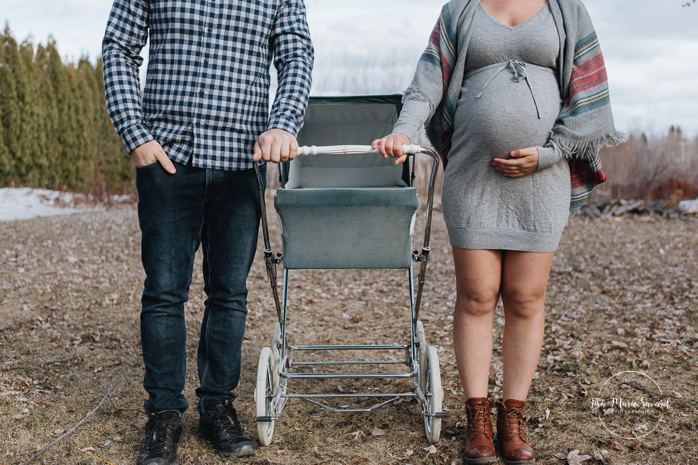 Maternity photos with antique pram. Lifestyle maternity session. Séance maternité à La Baie au Saguenay. Maternity session in La Baie Bagotville.