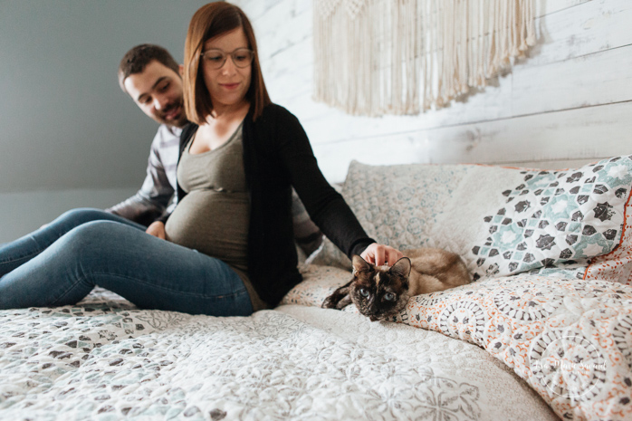 Bedroom maternity photos with cats. Lifestyle maternity session. Séance maternité à La Baie au Saguenay. Maternity session in La Baie Bagotville.