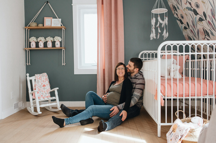 Nursery maternity photos. Lifestyle maternity session. Séance maternité à La Baie au Saguenay. Maternity session in La Baie Bagotville.