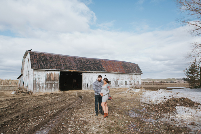 Country side maternity photos with old barn. Lifestyle maternity session. Séance maternité à La Baie au Saguenay. Maternity session in La Baie Bagotville.