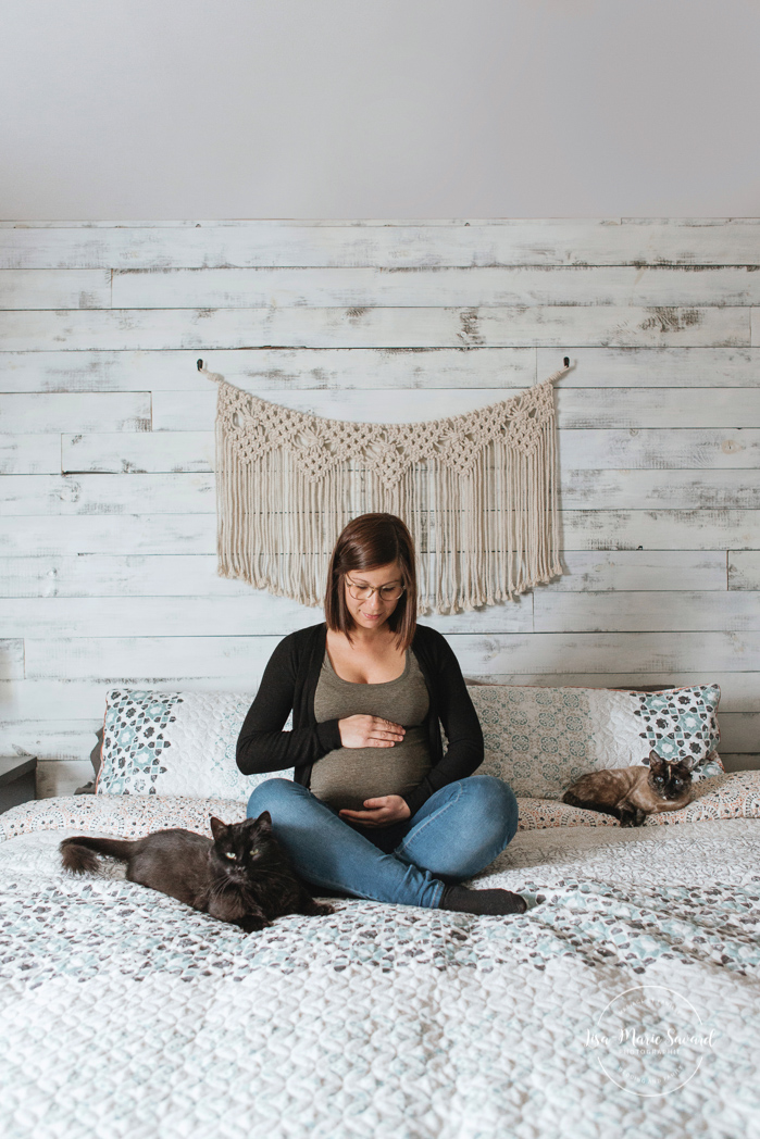 Bedroom maternity photos with cats. Lifestyle maternity session. Séance maternité à La Baie au Saguenay. Maternity session in La Baie Bagotville.