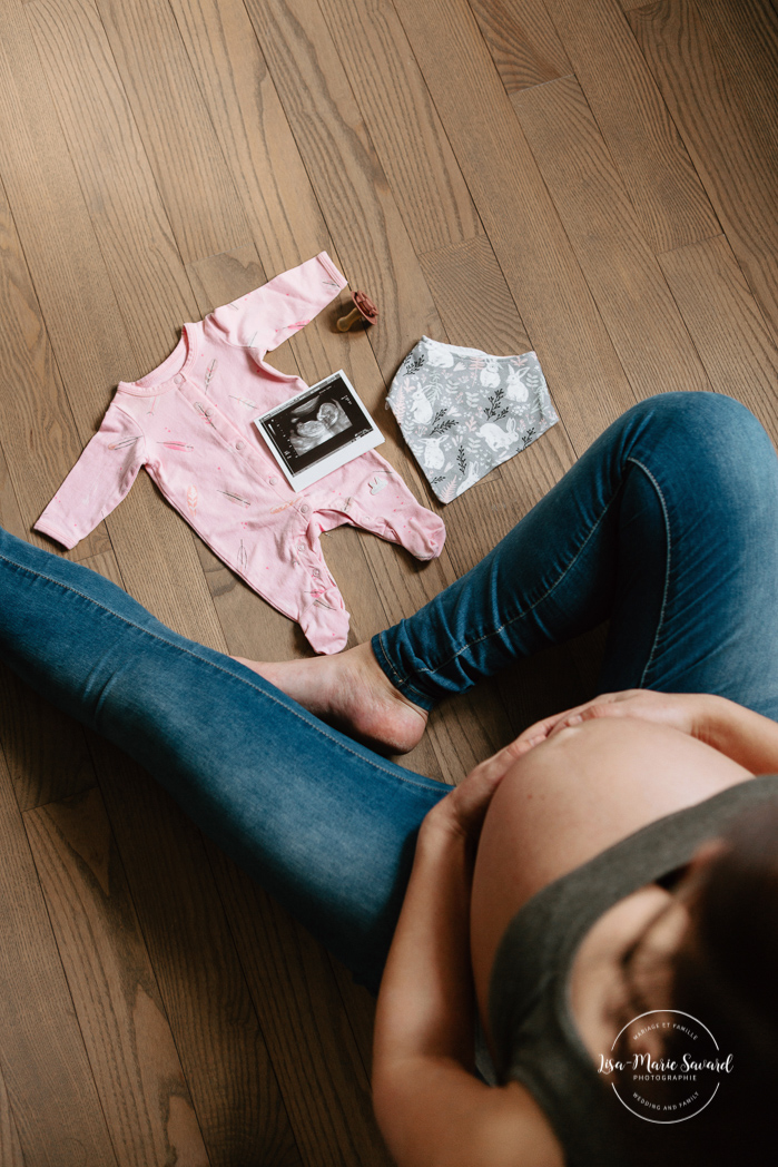 Maternity photo with ultrasound picture, pink pyjamas, bib and pacifier from bird's eye view. Lifestyle maternity session. Séance maternité à La Baie au Saguenay. Maternity session in La Baie Bagotville.