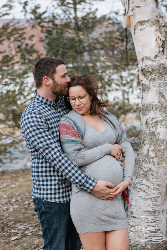 Country side maternity photos with old barn. Lifestyle maternity session. Séance maternité à La Baie au Saguenay. Maternity session in La Baie Bagotville.