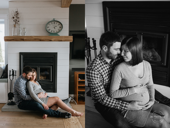 Maternity photos in front of fireplace. Lifestyle maternity session. Séance maternité à La Baie au Saguenay. Maternity session in La Baie Bagotville.