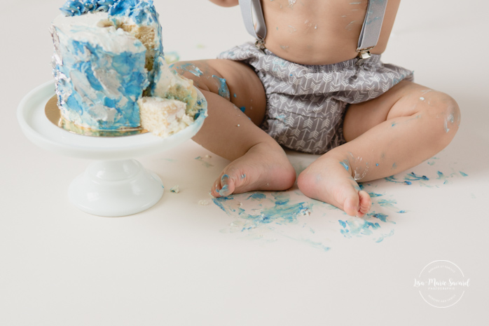 Silver and blue Smash the Cake session. Little boy Cake Smash. Séance Smash the Cake en studio à Montréal. Montreal in-studio Smash the Cake session.