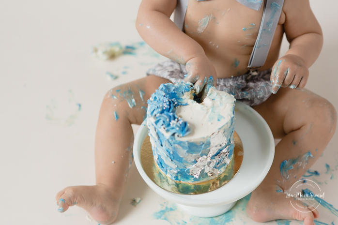 Silver and blue Smash the Cake session. Little boy Cake Smash. Séance Smash the Cake en studio à Montréal. Montreal in-studio Smash the Cake session.