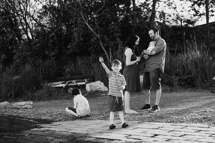 Boys skipping stones in water. Outdoor family photos. Photographe de famille à Verdun. Verdun family photographer.