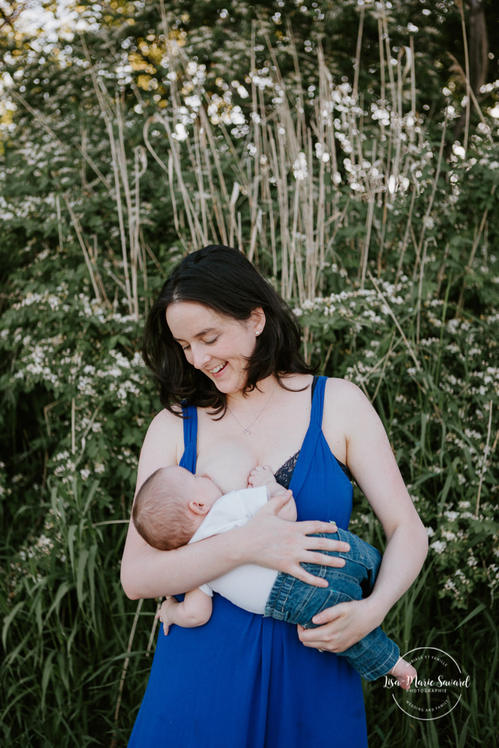 Outdoor breastfeeding photography. Outdoor family photos. Photographe de famille à Verdun. Verdun family photographer.