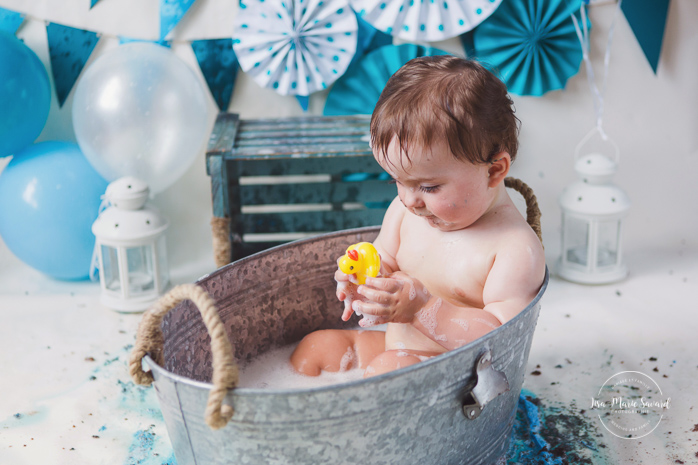 Smash the Cake bubble bath with rubber duckies. Blue Smash the Cake decor. Photographe de Smash the Cake à Montréal. Montreal Smash the Cake photographer