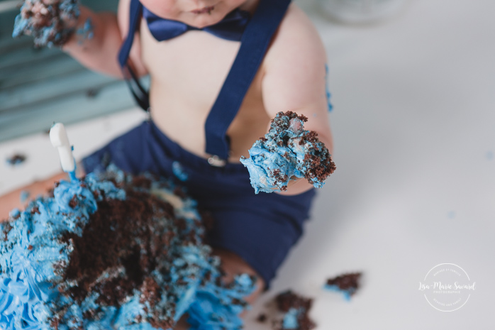 Minimalist Smash the Cake photos. Blue Smash the Cake decor. Photographe de Smash the Cake à Montréal. Montreal Smash the Cake photographer