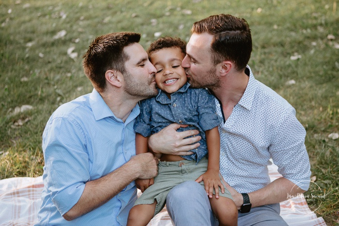 Same sex family photos. Two dads with son. Gay family photos. Photographe de famille à Montréal. Photos de famille extérieures à Montréal. Séance photo avec famille LGBT+ à Montréal.