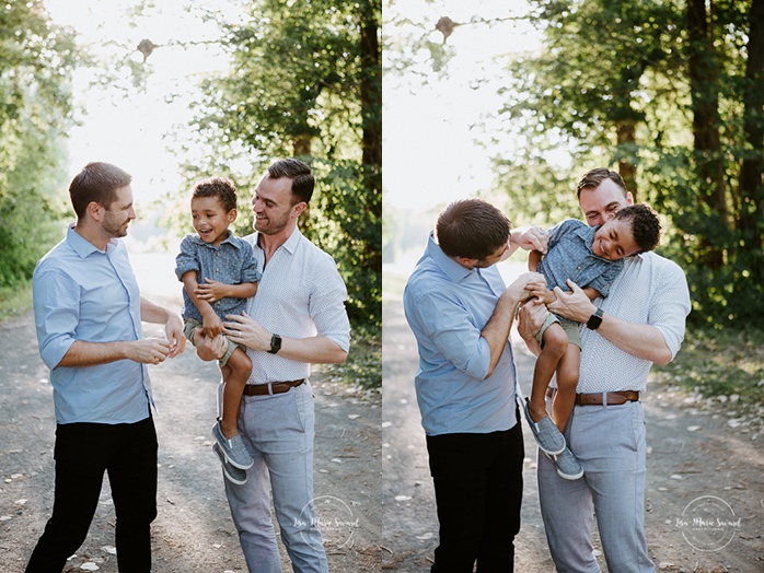 Same sex family photos. Two dads with son. Gay family photos. Séance familiale au Parc Angrignon. Photographe de famille à Montréal. Séance photo avec famille LGBT+ à Montréal.