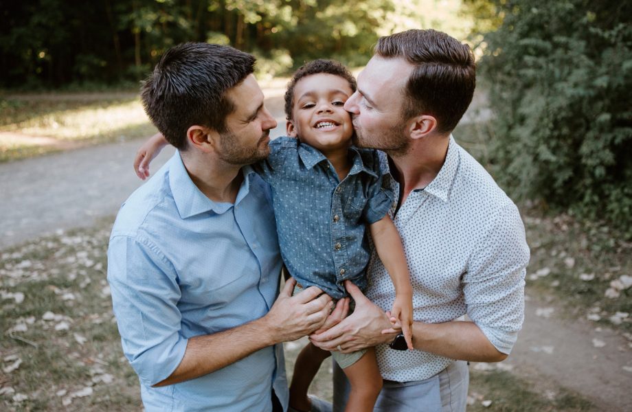 Same sex family photos. Two dads with son. Gay family photos. Séance familiale au Parc Angrignon. Photographe de famille à Montréal. Séance photo avec famille LGBT+ à Montréal.