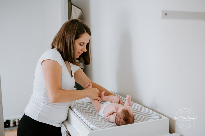 In-home lifestyle newborn session with mommy. Baby with mom. Mommy and me lifestyle session. Séance lifestyle à domicile à Montréal. Montreal lifestyle newborn photographer.