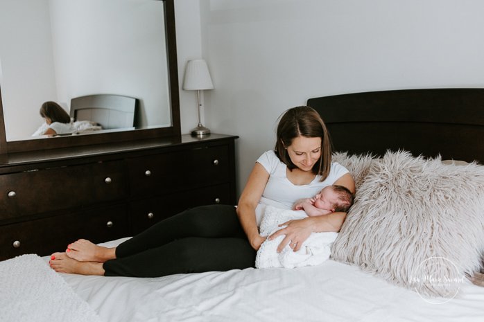 In-home lifestyle newborn session with mommy. Baby with mom. Mommy and me lifestyle session. Séance lifestyle à domicile à Montréal. Montreal lifestyle newborn photographer.