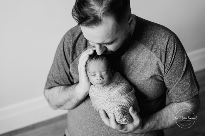 Preemie newborn photos. NICU newborn session. Mixed baby photos. Preemie baby in dad's arms. Séance nouveau-né prématuré à Montréal. Montreal preemie newborn session