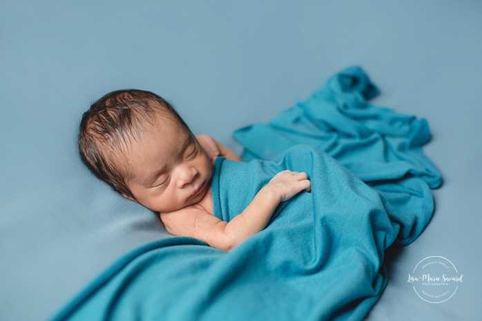 Preemie newborn photos. NICU newborn session. Mixed baby photos. Baby boy blue newborn session. Photographe nouveau-né à Montréal. Montreal preemie newborn session