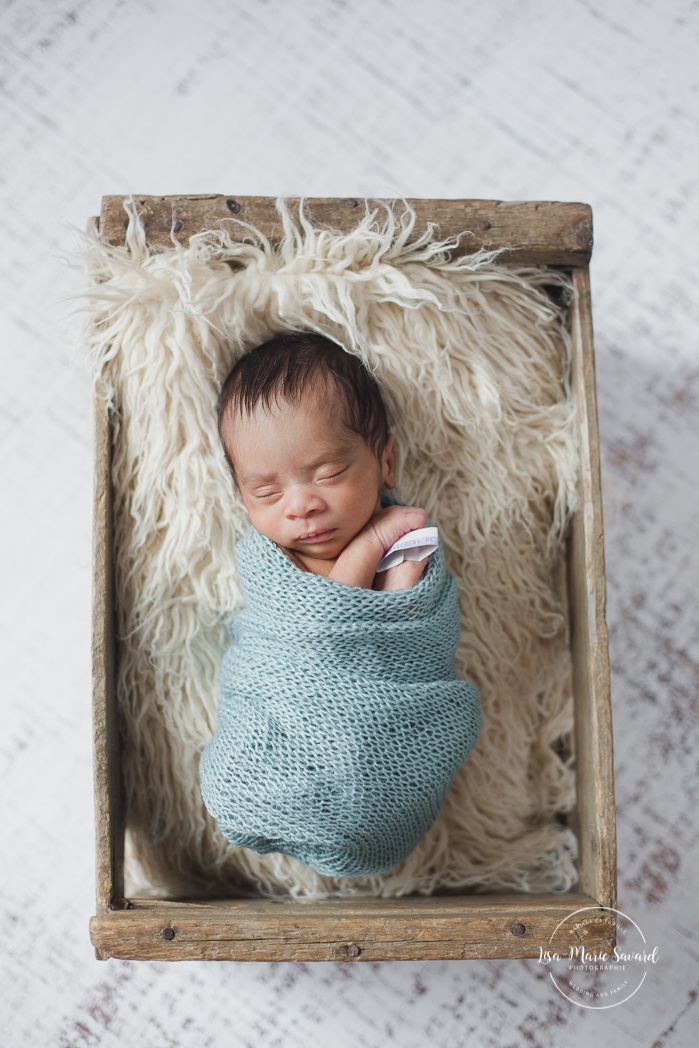 Preemie newborn photos. NICU newborn session. Mixed baby photos. Wrapped baby with hospital bracelet. Séance nouveau-né prématuré à Montréal. Montreal preemie newborn session