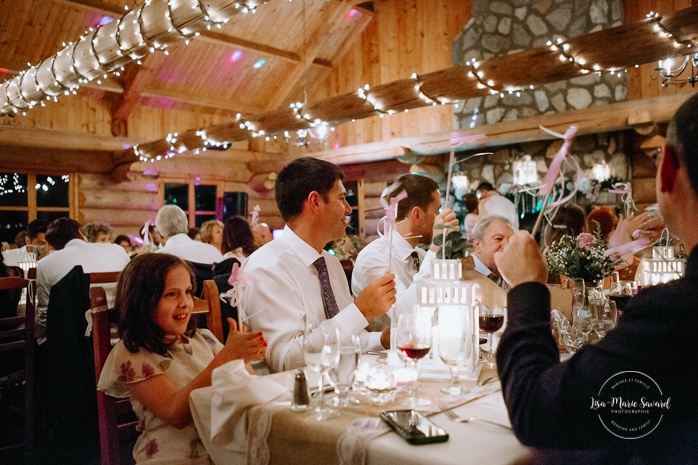 Wedding reception inside wooden cabin sugar shack. Réception de mariage à la Table du Roy cabane à sucre Auberge Le Baluchon. Photographe de mariage à Trois-Rivières