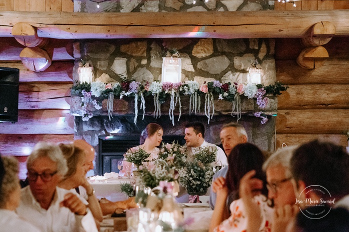 Wedding reception inside wooden cabin sugar shack. Réception de mariage à la Table du Roy cabane à sucre Auberge Le Baluchon. Photographe de mariage à Trois-Rivières