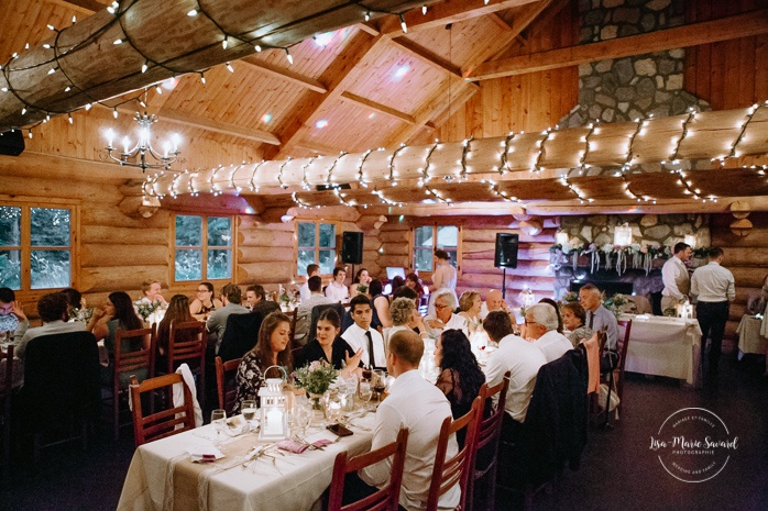 Wedding reception inside wooden cabin sugar shack. Réception de mariage à la Table du Roy cabane à sucre Auberge Le Baluchon. Photographe de mariage à Trois-Rivières