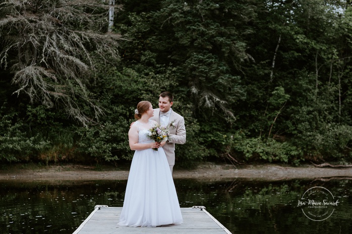 Wedding photos on dock. Photos de mariage rustique à la campagne. Photographe de mariage à Trois-Rivières