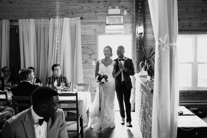 Barn wedding reception. Mariage à l'Orée des Champs en automne. Saint-Nazaire Saguenay-Lac-Saint-Jean. Photographe de mariage Saguenay.