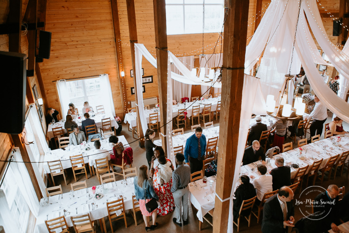 Rustic chic wedding decor. Barn wedding reception. Mariage à l'Orée des Champs en automne. Saint-Nazaire Saguenay-Lac-Saint-Jean. Photographe de mariage Saguenay.