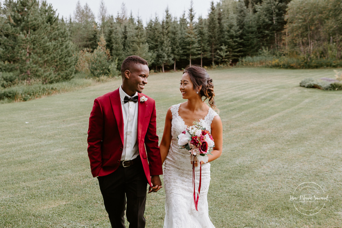Asian bride and Black groom wedding photos. Mariage en automne au Saguenay. Saint-Nazaire Saguenay-Lac-Saint-Jean. Photographe de mariage Saguenay.
