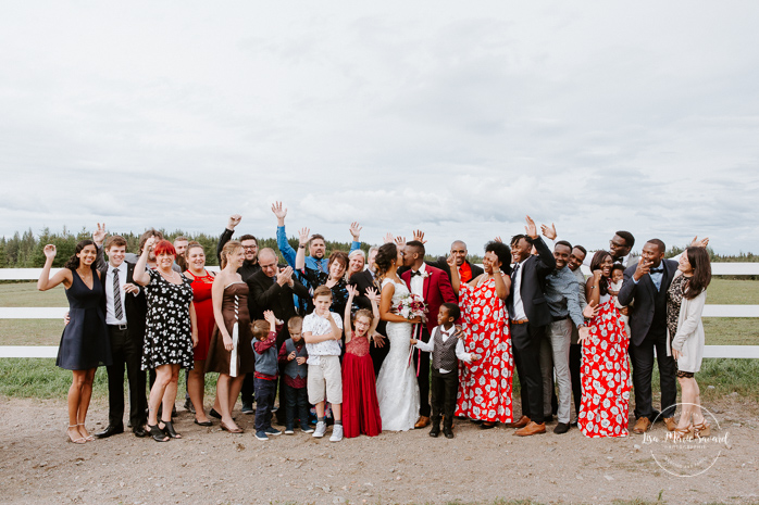 Large family wedding photos. Mixed wedding with Asian bride and Black groom. Mariage en automne au Saguenay. Saint-Nazaire Saguenay-Lac-Saint-Jean. Photographe de mariage Saguenay.
