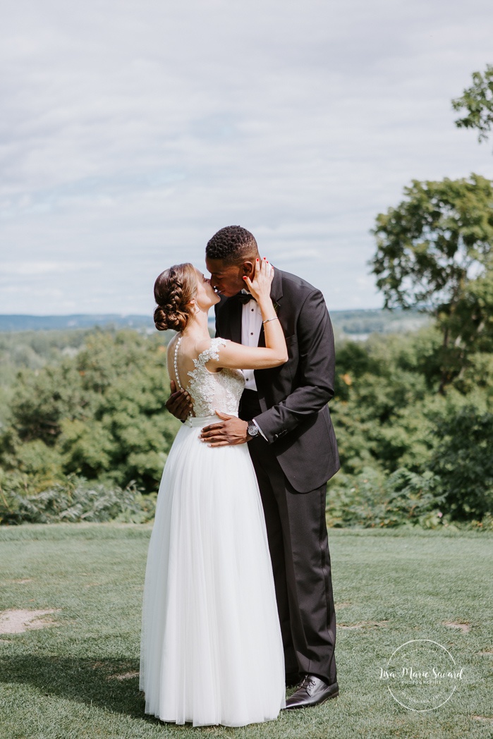 Golf club wedding first look. First look au club de golf du Château Montebello. Fairmont Le Château Montebello wedding. Ottawa photographer.