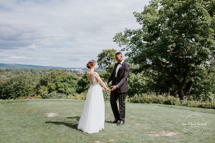 Golf club wedding first look. First look au club de golf du Château Montebello. Fairmont Le Château Montebello wedding. Ottawa photographer.