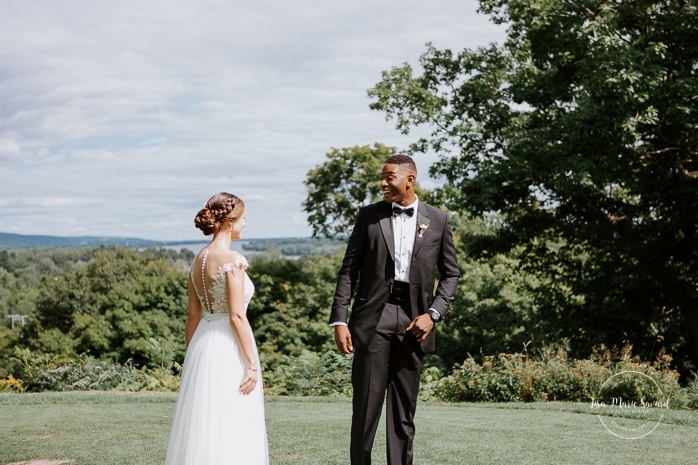 Golf club wedding first look. First look au club de golf du Château Montebello. Fairmont Le Château Montebello wedding. Ottawa photographer.